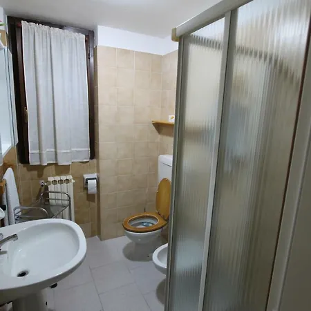 32 Viale San Ambrogio アパート